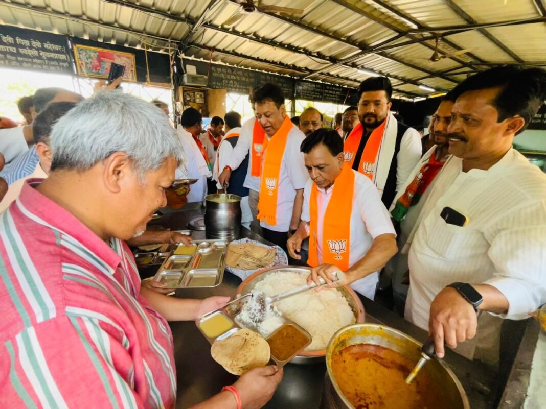 राम रसोई में उपमुख्यमंत्री जगदीश देवड़ा ने की सेवा, जरूरतमंदों को परोसा भोजन