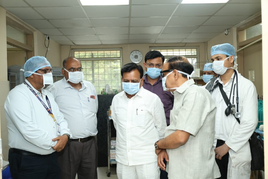 देवास पटाखा फैक्ट्री विस्फोट: घायलों से मिले डिप्टी सीएम देवड़ा, सरकार उठाएगी इलाज का खर्च