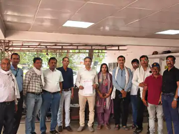 बाग मुगालिया में झुग्गियों की शिफ्टिंग का विरोध, मंत्री कैलाश विजयवर्गीय को सौंपा ज्ञापन