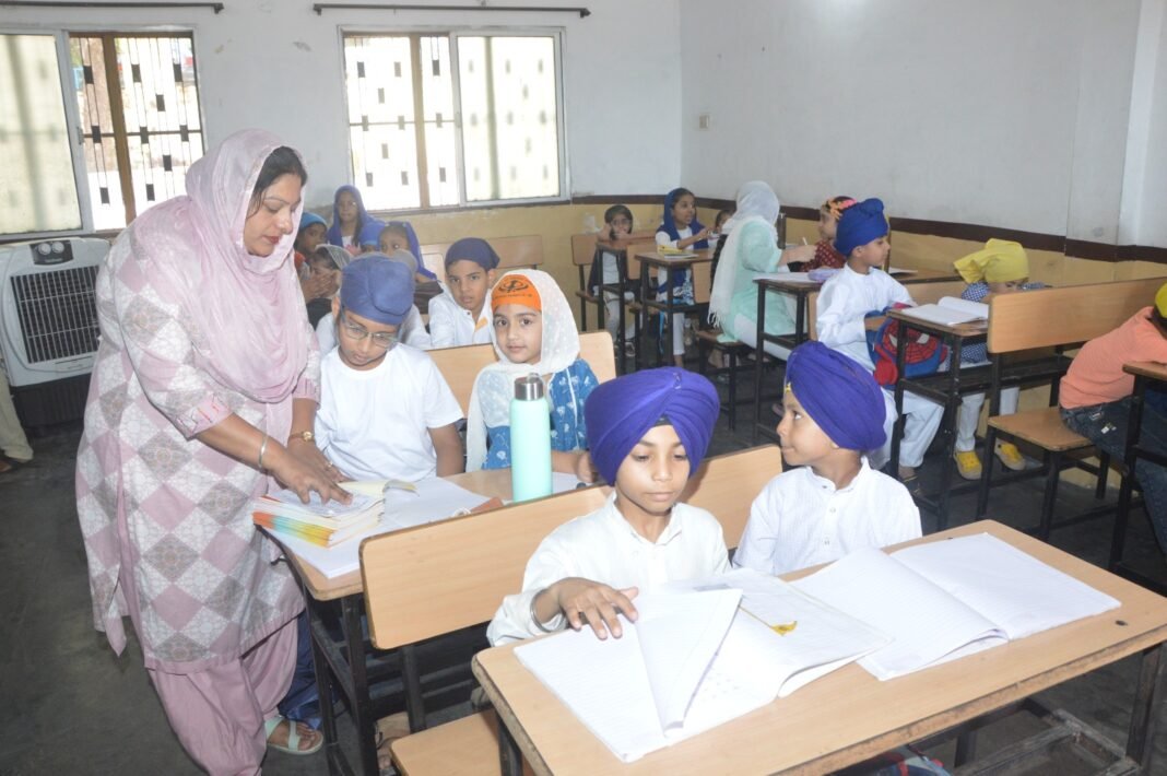 गुरु नानक टेकरी में गुरमत शिक्षा कैंप: बच्चों ने सीखी सिख इतिहास और नैतिकता की बारीकियां