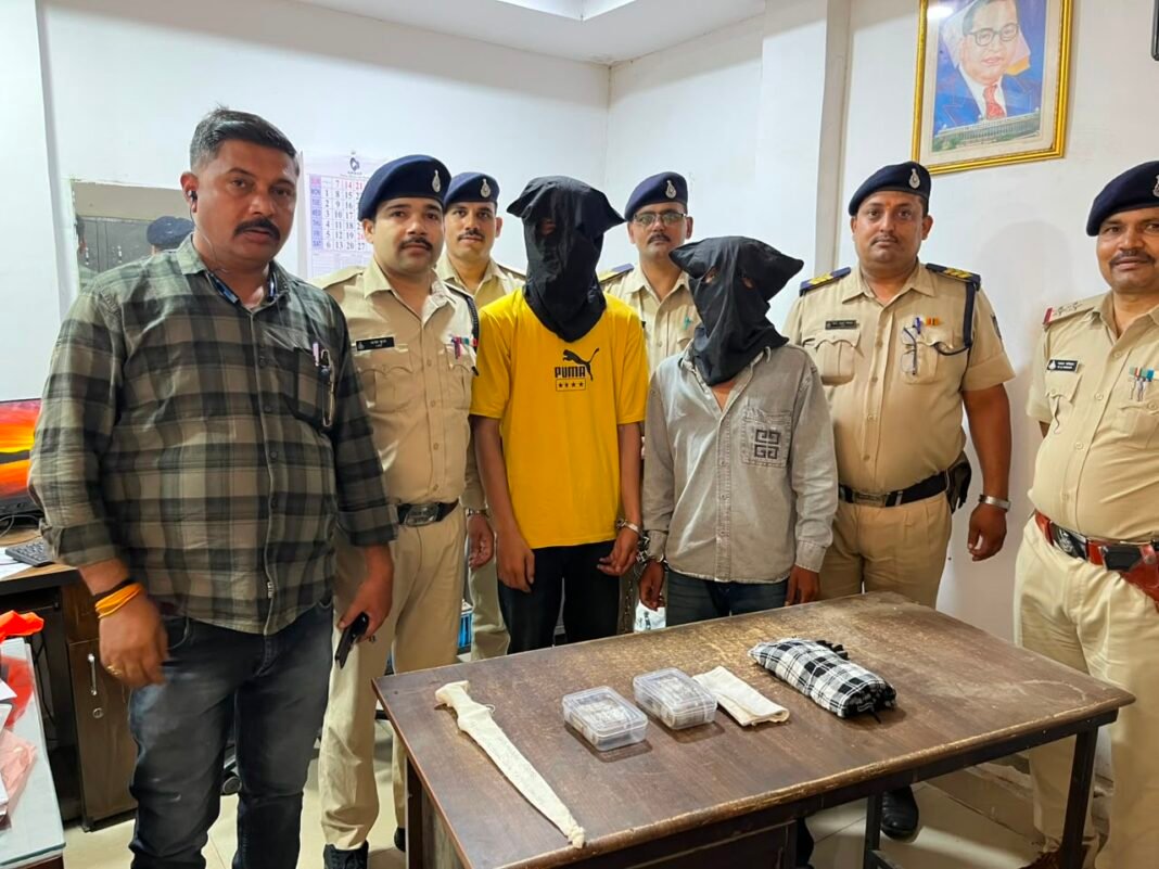 व्यापारी से 2 लाख की लूट का खुलासा: दुकान का नौकर ही निकला मास्टरमाइंड, दो आरोपी गिरफ्तार