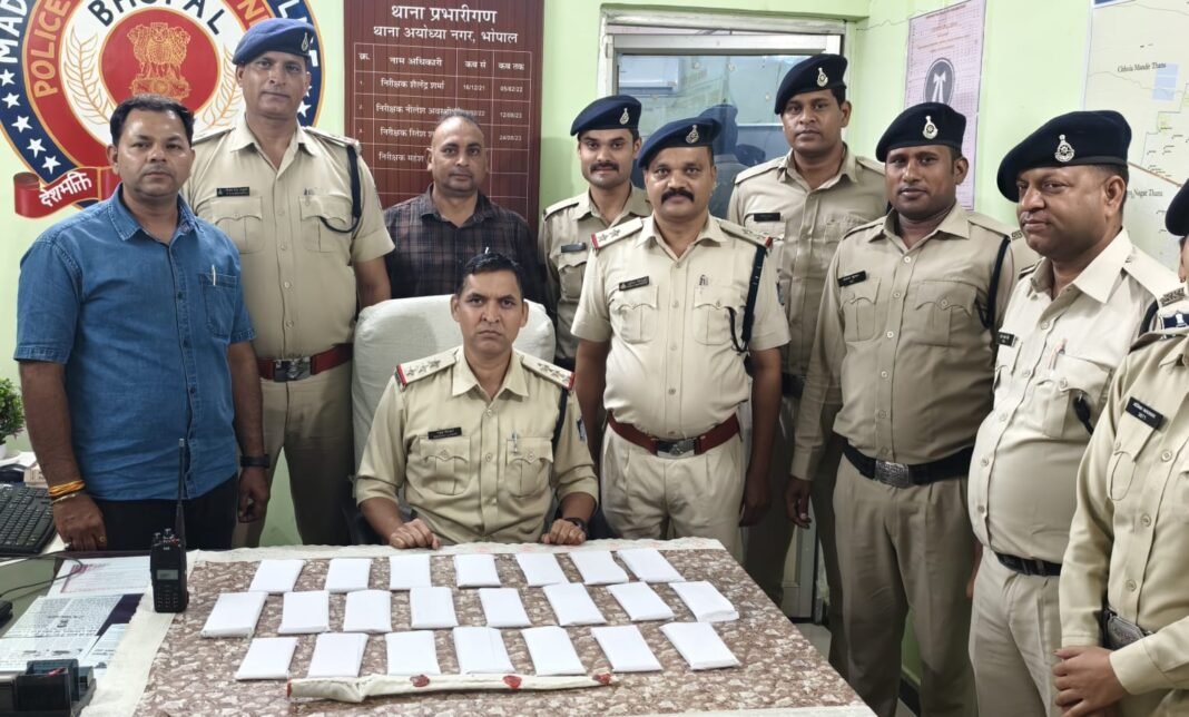 राजधानी में स्पोर्ट्स बाइक सवार मोबाइल लुटेरे गैंग का पर्दाफाश: 4 शातिर गिरफ्तार, 11 लाख का माल जब्त