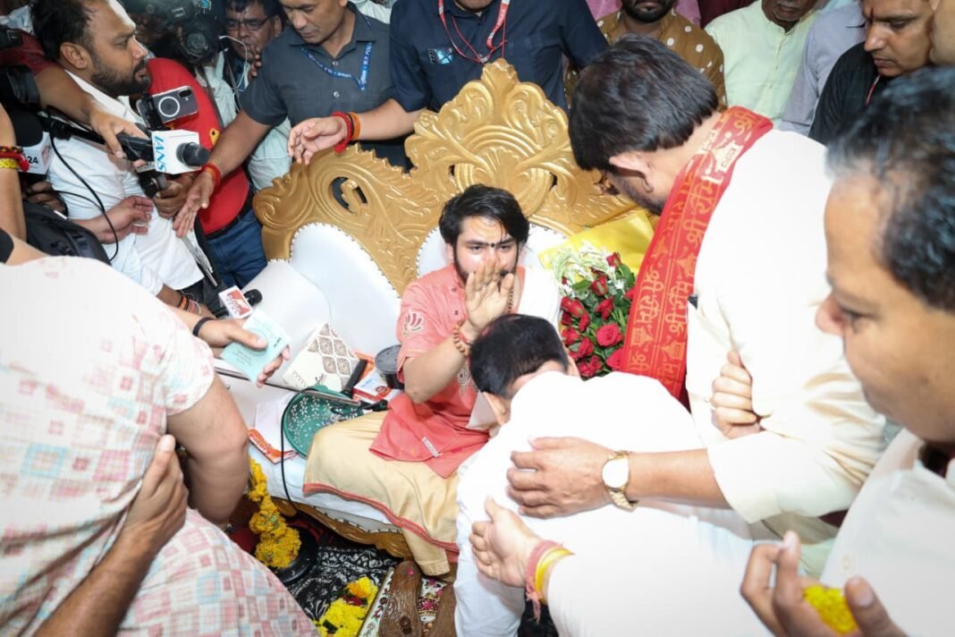 उपमुख्यमंत्री जगदीश देवड़ा ने बागेश्वर धाम सरकार से की भेंट, लिया आशीर्वाद