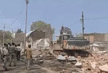 भोपाल: रायसेन रोड पर चला प्रशासन का बुलडोजर, 40 करोड़ की जमीन अतिक्रमण मुक्त