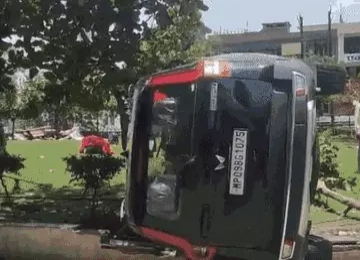 हमीदिया अस्पताल परिसर में तेज रफ्तार कार का कहर: बाइक सवार दो लोग गंभीर, आक्रोशित भीड़ ने कार पलटी