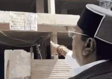 नरेला में चला बुल्डोजर: अवैध रूप से बनी तीन मंजिला बिल्डिंग जमींदोज
