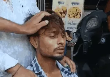 भोपाल: आजाद मार्केट में अचानक गिरा पेड़, तीन लोग घायल