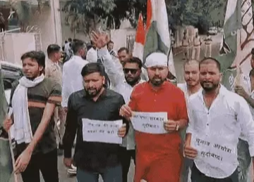 नामांकन रद्दीकरण पर कांग्रेस का विरोध: घेराव का फरमान, पर सड़कों पर दिखे सिर्फ ‘7 योद्धा’