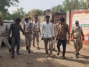 विदिशा: शराब के लिए पैसे न देने पर हाइवा फूंका, तीन गिरफ्तार; पुलिस ने निकाला जुलूस
