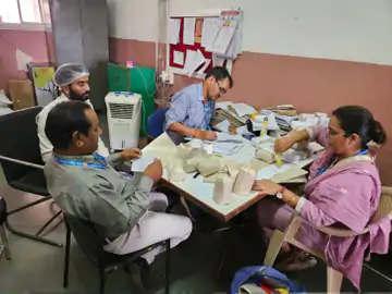 स्कूलों की रसोई में लापरवाही, कई जगह मिला एक्सपायरी सामान; प्रशासन सख्त