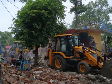 भोपाल में प्रशासन का बुलडोजर: सरकारी जमीन से हटाए 89 अवैध निर्माण, 8 करोड़ की जमीन मुक्त