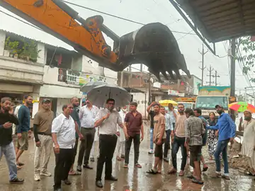 भोपाल: अतिक्रमण पर चला प्रशासन का बुलडोजर, बैरागढ़-न्यू मार्केट में सख्ती