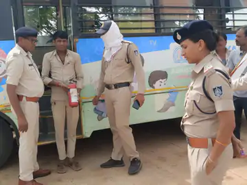 स्कूली बसों पर पुलिस का चला डंडा, 15 वाहनों का कटा चालान
