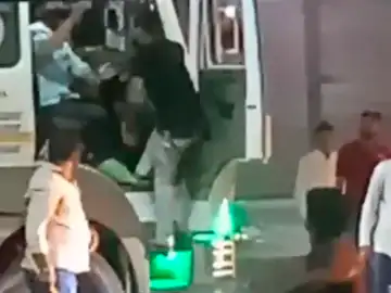 सीधी: ट्रक ड्राइवर से 53 हजार की लूट और बर्बरता, लोहे की पाइप से बरसाए 37 वार; पुलिस पर देरी का आरोप