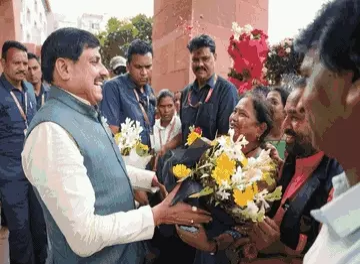 पदोन्नति शुरू होने पर मुख्यमंत्री का भव्य स्वागत, कर्मचारियों ने की अन्य विभागों में भी प्रक्रिया तेज करने की मांग