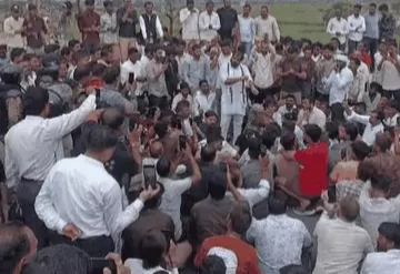 देवास में पश्चिमी रिंग रोड के लिए जमीन अधिग्रहण का विरोध: किसानों ने भोपाल कूच किया, शिप्रा और बरलाई में पुलिस से झड़प