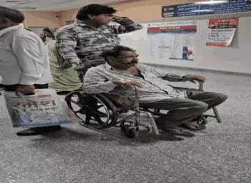 हमीदिया अस्पताल के वॉर्ड बॉय हड़ताल पर, मरीजों और परिजनों को हुई परेशानी