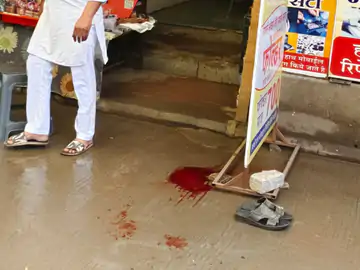 देवास में फल का ठेला लगाने को विवाद: बीच बाजार पिता और दो बेटों पर लाठी-डंडों से हमला, तीनों गंभीर रूप से घायल