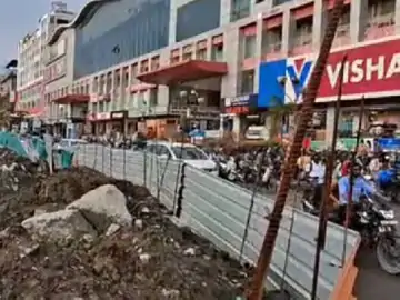 सत्यसाईं चौराहे पर फ्लायओवर का ‘अधूरा’ काम बना सिरदर्द, बारिश में जान जोखिम में डाल रहे वाहन चालक