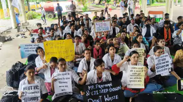 भोपाल में युवाओं का फूटा गुस्सा: ‘यह पेपर लीक नहीं, सिस्टम का लीकेज है’
