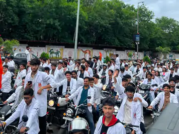 एमबीबीएस इंटर्न का स्टाइपेंड बढ़ाने की मांग, भूख हड़ताल मंगलवार तक टली
