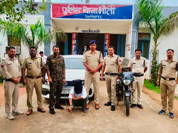 साइबर ठगी करने वाला युवक गिरफ्तार, लग्जरी गाड़ियां और महंगे फोन जब्त