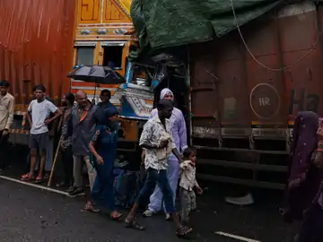 खेतिया रोड पर दो तेज रफ्तार कंटेनरों और टाटा मैजिक की जोरदार भिड़ंत, तीन लोग गंभीर रूप से घायल