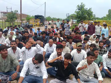 महादेवन झरने में दो छात्रों की मौत पर हंगामा, परिजनों ने लगाया हत्या का आरोप; नेशनल हाईवे किया जाम