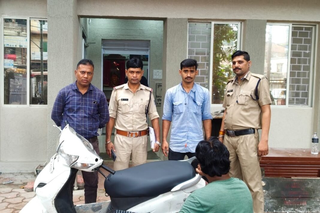 एक्टिवा से अवैध शराब की तस्करी करते युवक गिरफ्तार, 54 लीटर देशी मदिरा जब्त