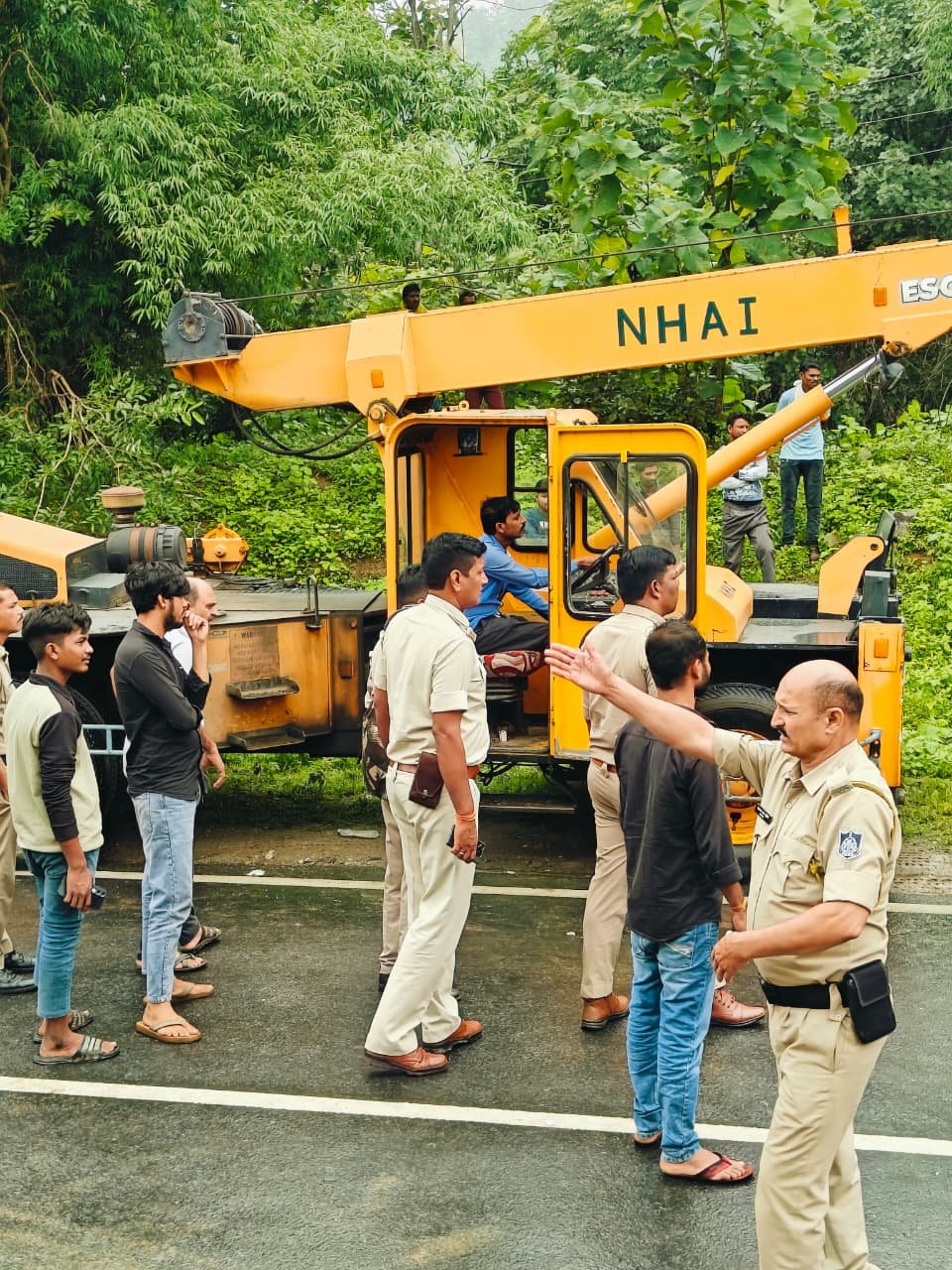 बरेठा घाट पर भीषण सड़क हादसा: दो ट्रकों के बीच फंसी बाइक, परिवार और बंदर गंभीर रूप से घायल