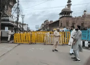 मोती मस्जिद के सामने बैरिकेड्स हटाने की मांग पर व्यापारियों का हंगामा, बाजार बंद कर दिया धरना