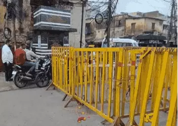 मोती मस्जिद के सामने से हटे कुछ बैरिकेड्स: सिर्फ टू-व्हीलर और पैदल निकलने की अनुमति, व्यापारियों ने पूरी तरह हटाने की मांग उठाई