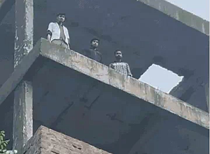 भोपाल: नर्सिंग स्टूडेंट्स का प्रदर्शन उग्र, रिजल्ट की मांग को लेकर बिल्डिंग पर चढ़े छात्र; सीएम-स्वास्थ्य मंत्री के इस्तीफे की मांग