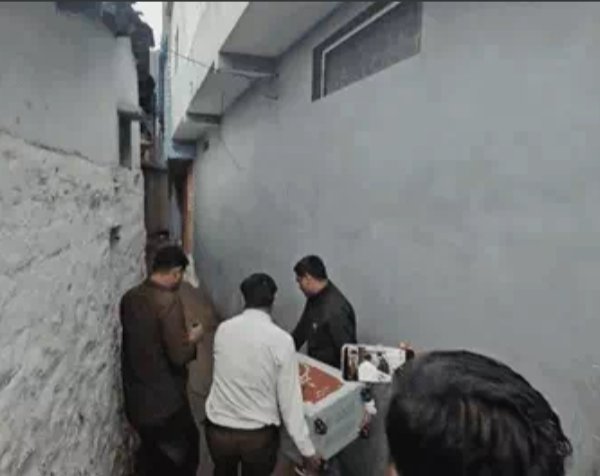 सोशल मीडिया पर हथियार की फोटो जांचने गई पुलिस, घर की अलमारी से निकले 3 करोड़ कैश