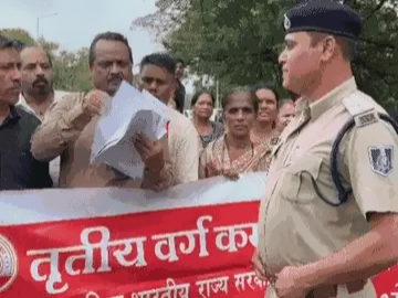मंत्रालय के सामने गरजा तृतीय वर्ग कर्मचारी संगठन: DA, कैशलेस इलाज और CPCT छूट समेत कई मांगों को लेकर प्रदर्शन
