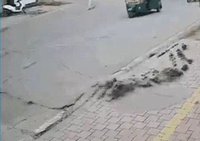 इंदौर में वाटर लाइन की टेस्टिंग के दौरान फटी सड़क, बाल-बाल बचे राहगीर; 40 करोड़ के निर्माण पर उठे सवाल