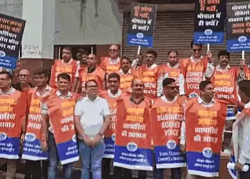 कमर्शियल लाइसेंस शुल्क के विरोध में उतरे व्यापारी, निगम दफ्तर पर दिया धरना
