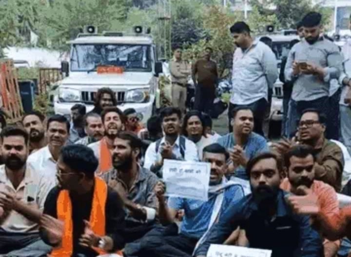 नाबालिग के अपहरण के मामले में जहांगीराबाद थाने का घेराव, हिंदू संगठनों का प्रदर्शन