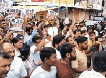 आवासीय इलाकों में अवैध दुकानों पर घमासान: व्यापारियों ने दुकानें बंद कर किया प्रदर्शन, रहवासी निकालेंगे टॉर्च मार्च