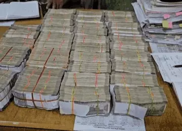रतलाम में पकड़ाया नोटों से भरा बोरा: क्रेटा कार से मिले 73.72 लाख रुपए, जमीन बिक्री का दावा कर रहा ढाबा संचालक