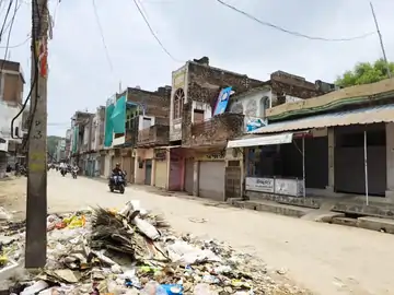दतिया के सेवढ़ा में सफाई कर्मियों की हड़ताल पांचवें दिन भी जारी, समर्थन में बाजार बंद; जगह-जगह लगे कचरे के ढेर