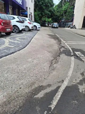 अरेरा कॉलोनी में ‘गायब’ हुआ फुटपाथ, रहवासियों ने थाने में की FIR की मांग; नगर निगम और PWD अधिकारियों पर मिलीभगत का आरोप