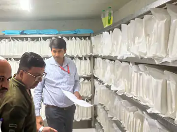 रक्षाबंधन से पहले खाद्य विभाग की बड़ी कार्रवाई: सीहोर रोड स्थित साईं बाबा ट्रेडिंग से 114 किलो संदेहास्पद मिठाई जब्त