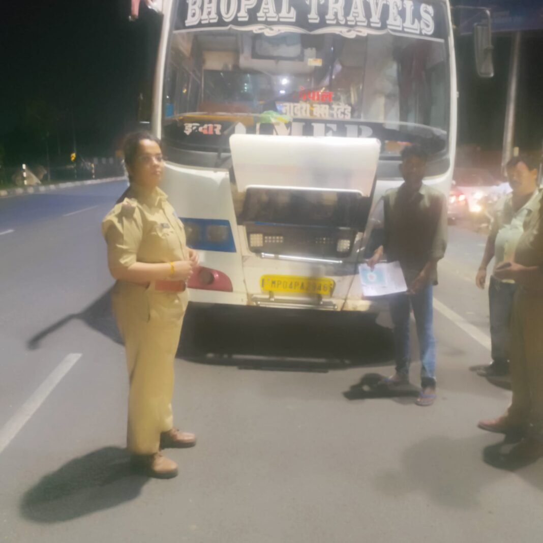 लालघाटी पर परिवहन विभाग की कार्रवाई: बिना परमिट 2 बसें जब्त, 5 पर जुर्माना