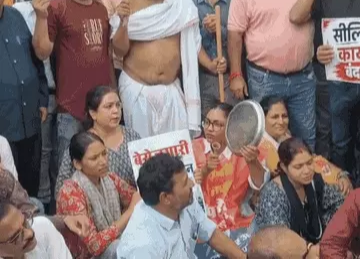 कोहेफिजा में कैफे और दुकानें सील, सीएम हाउस जा रहे व्यापारियों पर पुलिस का बल प्रयोग