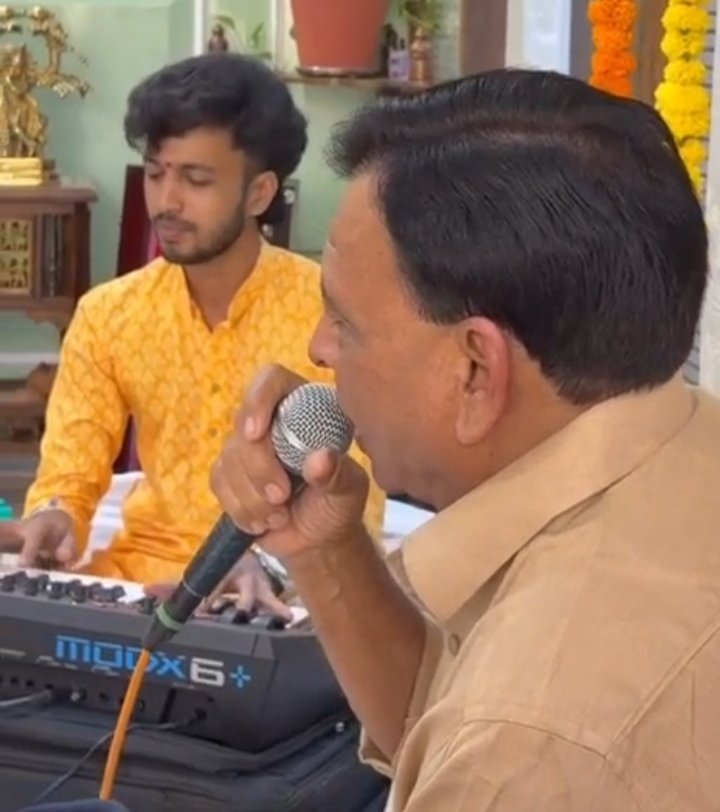 भक्ति में लीन नजर आए उपमुख्यमंत्री, जन्माष्टमी पर निवास पर खुद गाए कृष्ण भजन