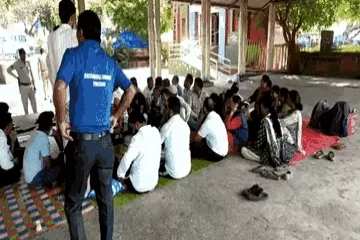 भोपाल के नीलम पार्क में गूंज रहा अतिथि शिक्षकों का दर्द, गिटार की धुन पर सुनाई दास्तान