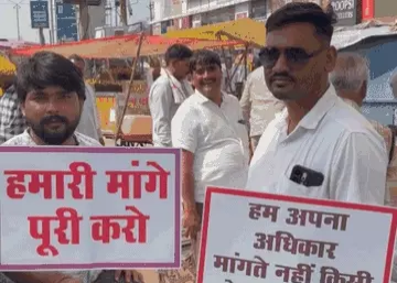 भोपाल में रोशनपुरा चौराहे पर सरपंचों का प्रदर्शन, केंद्र और राज्य सरकार के सामने रखीं मांगें