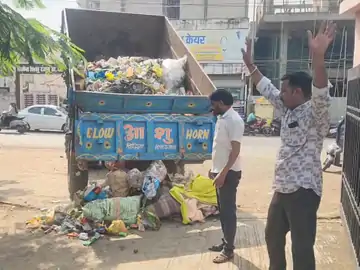 विदिशा में 5 दिन ठप रही डोर-टू-डोर सफाई व्यवस्था, पार्षदों ने कंपनी कार्यालय के बाहर फेंका कचरा