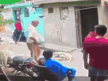 सनकी ने कुत्ते को कुल्हाड़ी से काटकर मारा, बीच-बचाव करने आईं महिलाएं बाल-बाल बचीं